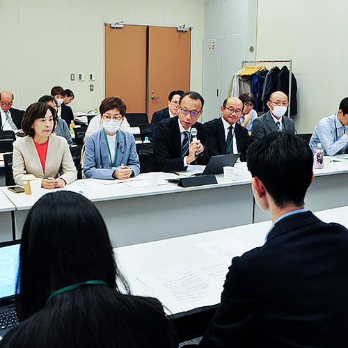会議で意見交換する様子