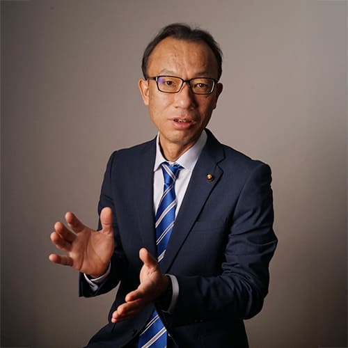 手振りを交えて説明する様子