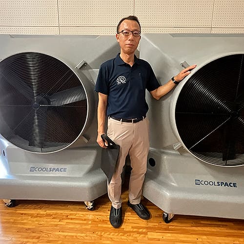 大型設備を視察する様子
