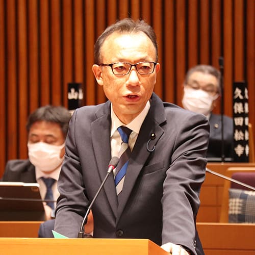 議会で質問する様子
