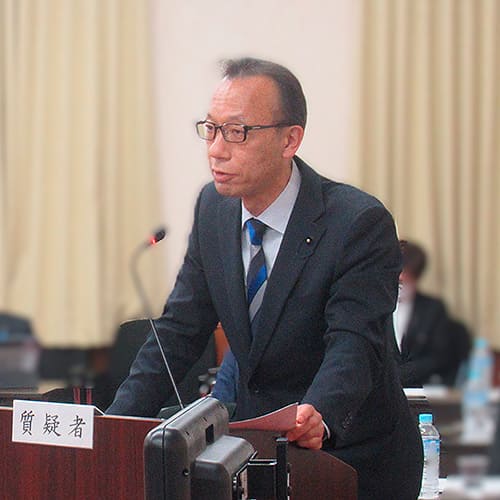 議会の演壇で話す様子