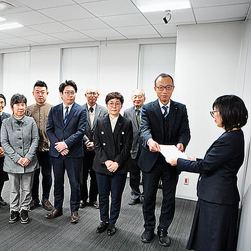 参加者が資料を受け取る様子