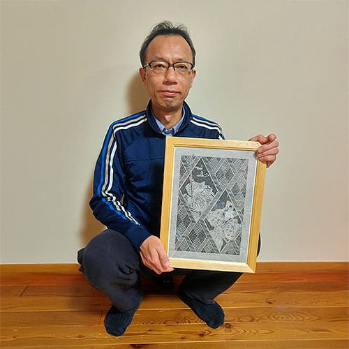 額に入った絵を持つ様子