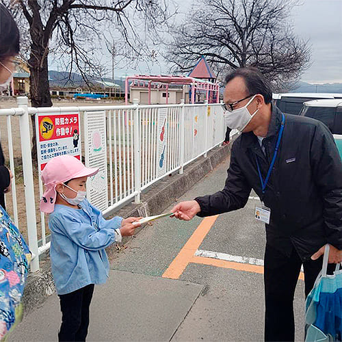 子どもとあいさつを交わす様子
