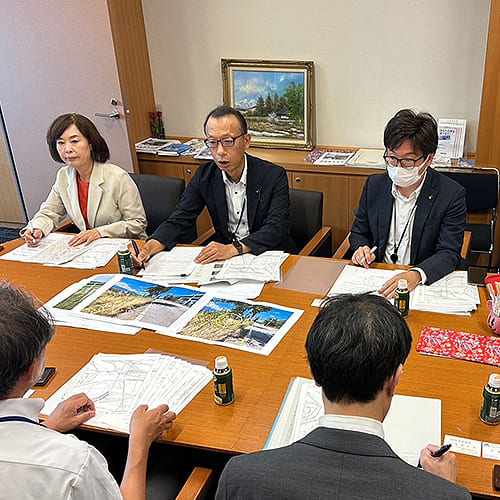 資料を囲んで意見交換する様子