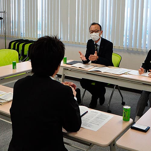 会議室で意見を聞く様子